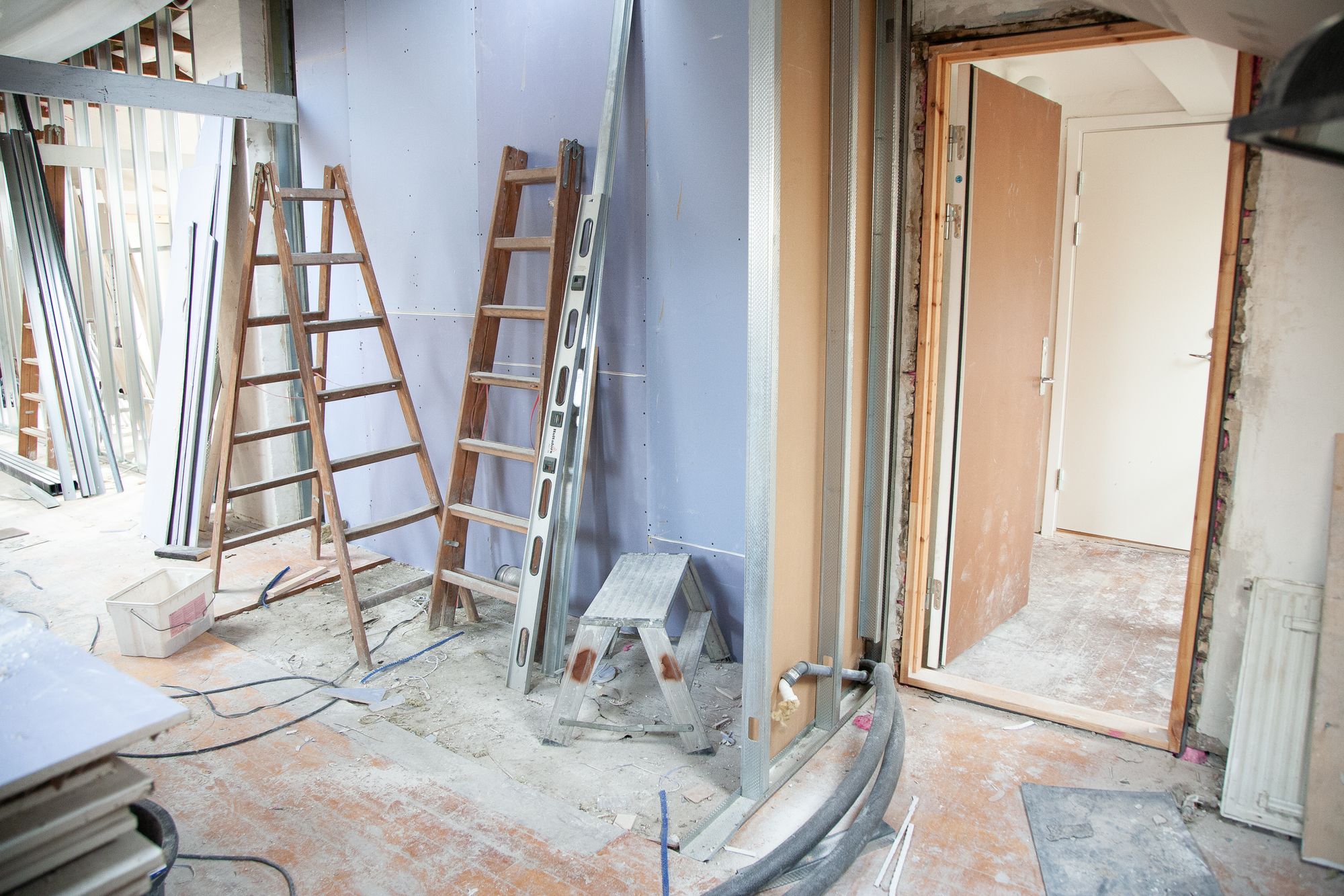 Innenraum während einer umfassenden Sanierung mit sichtbarer Baukonstruktion